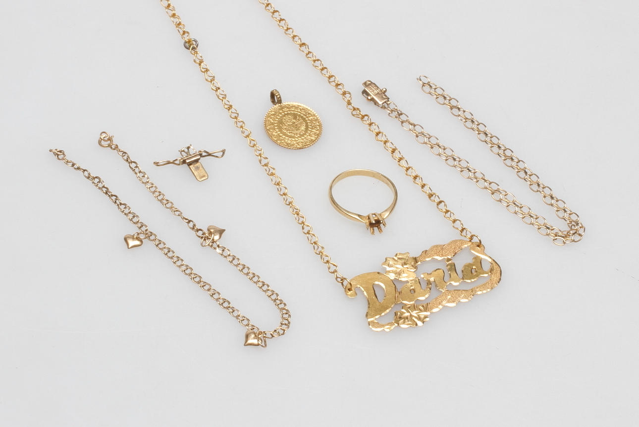 SKROTGULD, 18-21k guld, vikt ca 22,3 gr.