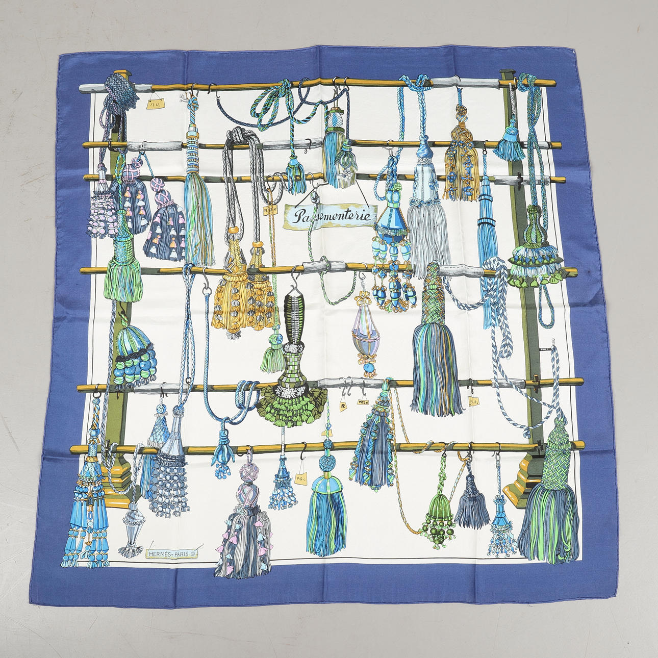 HERMÈS. HALSDUK, ”PASSEMENTERIE”.