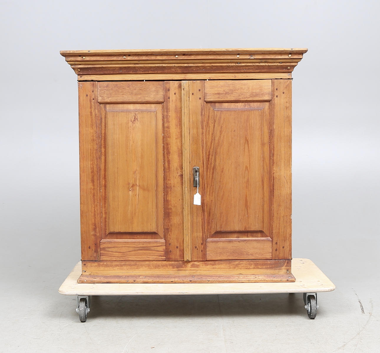 ÖVERSKÅP, allmoge, 1800-tal.