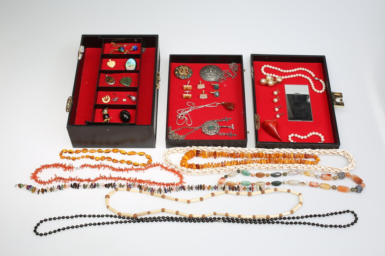 BIJOUTERIER samt Smyckeskrin.