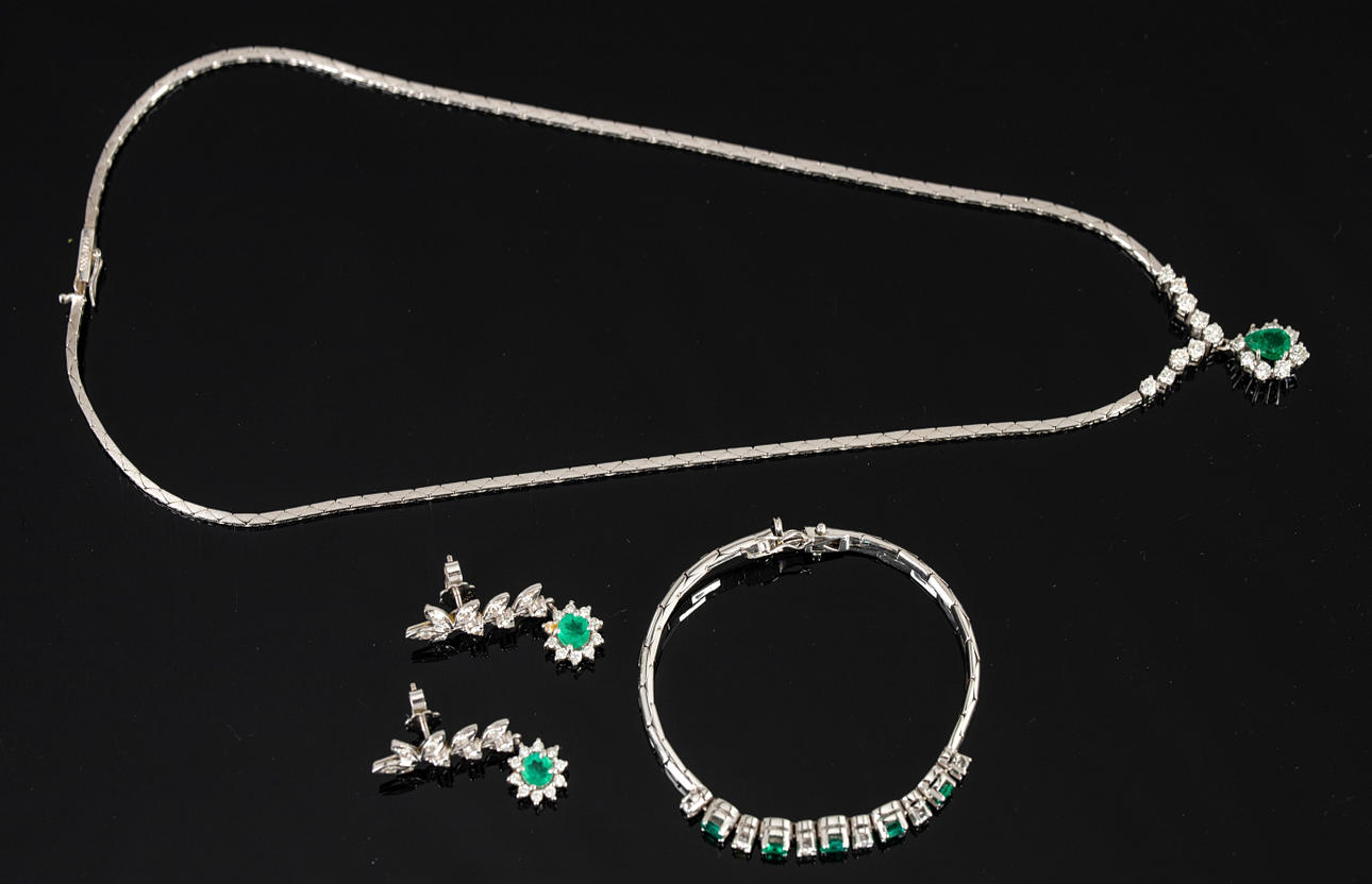 Smaragd och diamant smycken set.
