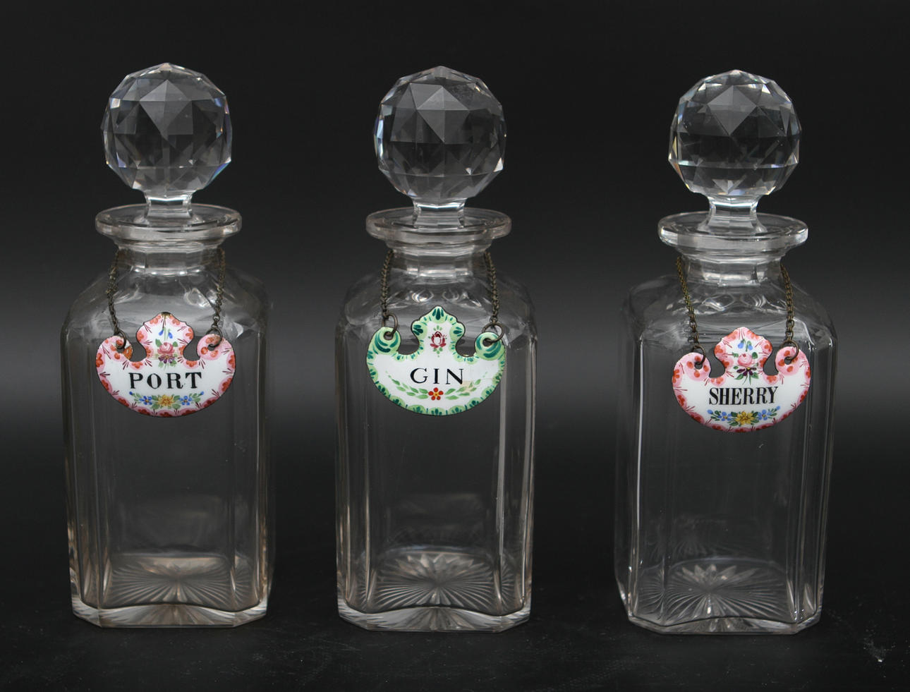 KARAFFER MED PROPP samt brickor, 3 stycken.