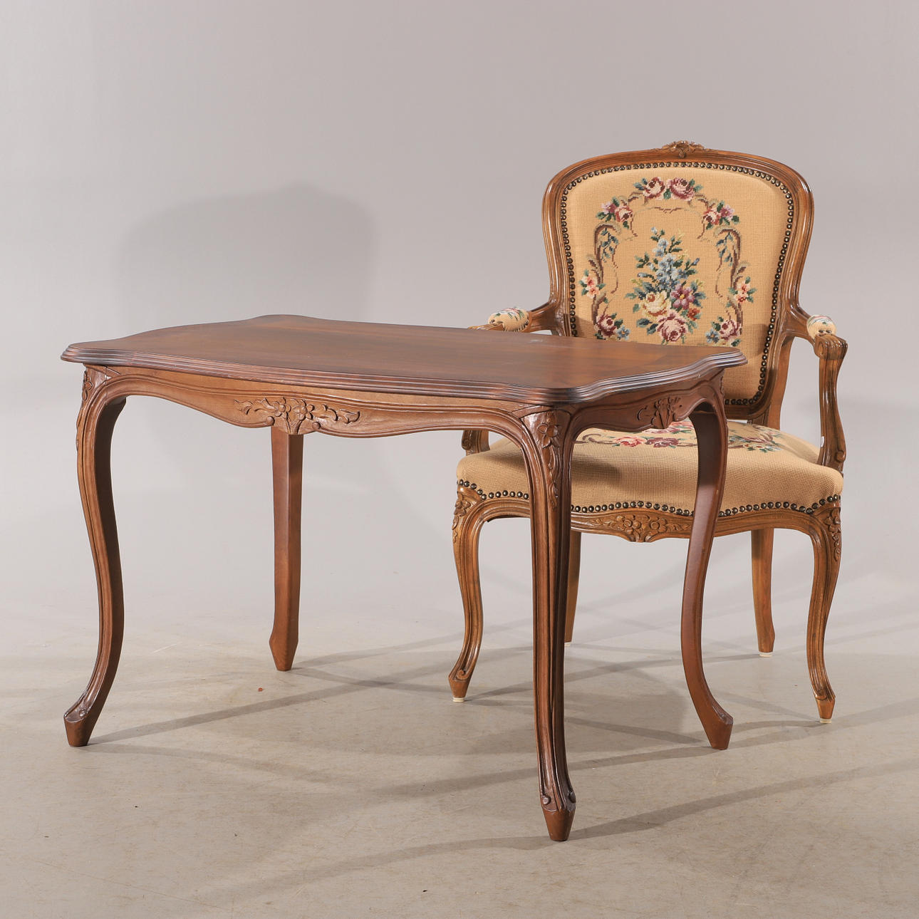 SITTGRUPP, 2 delar, valnöt, rokokostil.