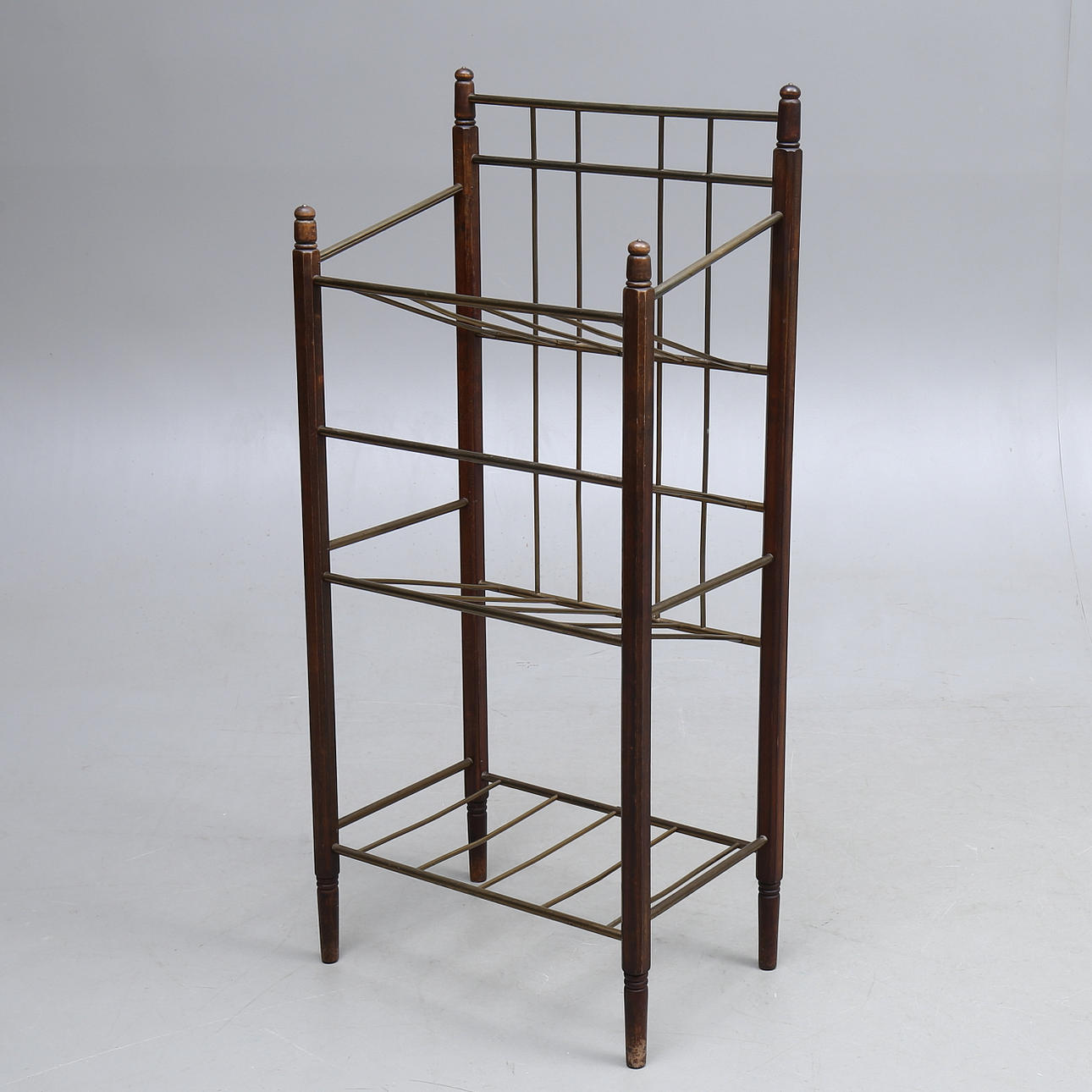 TIDNINGSTÄLL / NOTSTÄLL, trä och mässing, 1900-tal.