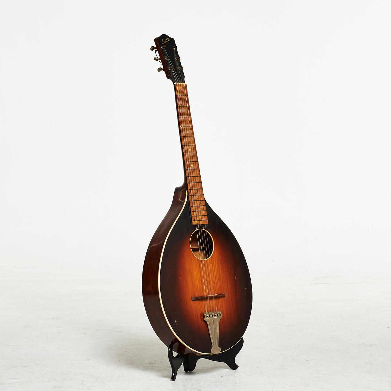 LEVIN, mandolin, ca. 1946, serienummer 182050.