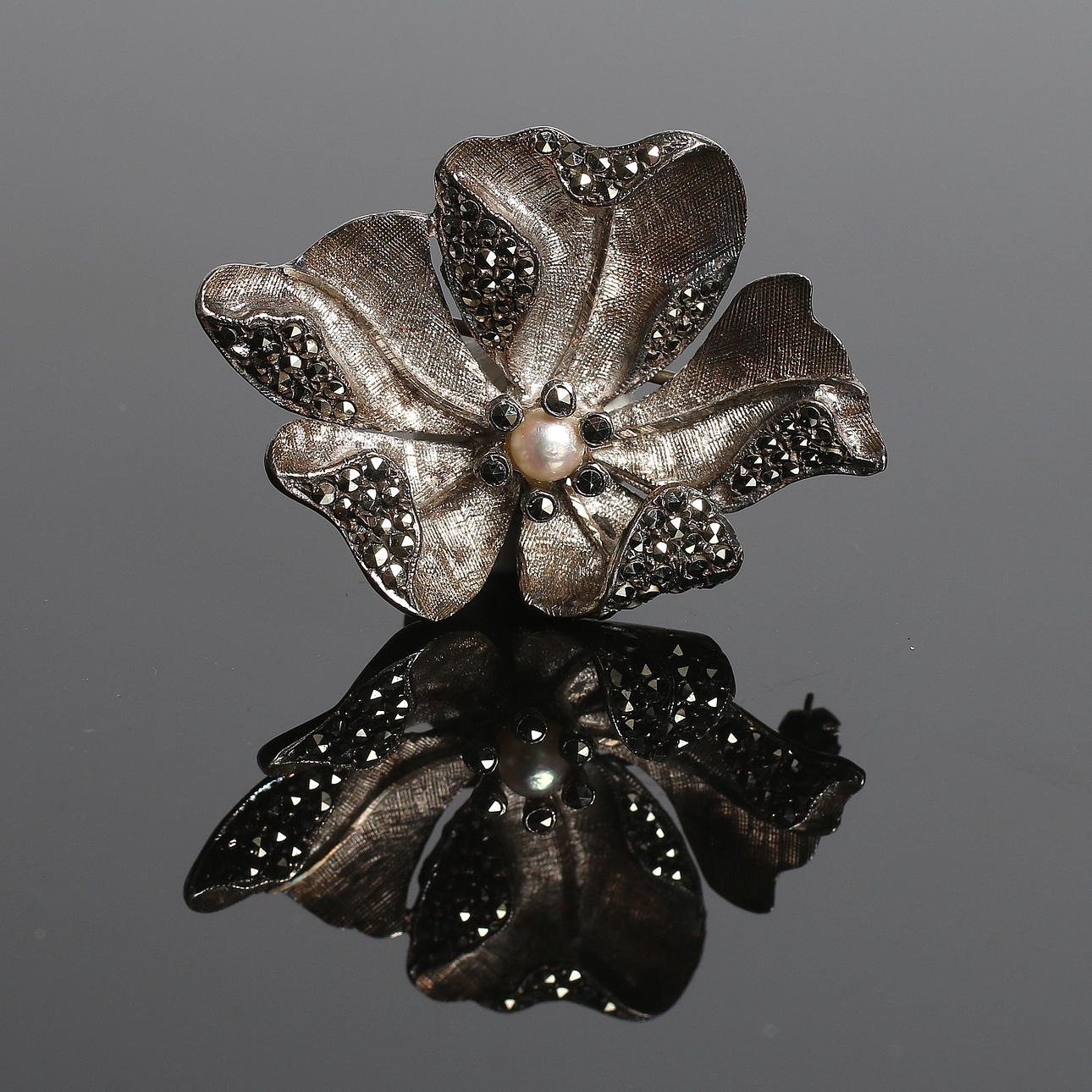 BROSCH, 935 sterling silver, markasiter samt orientalisk pärla. 1900-tal.