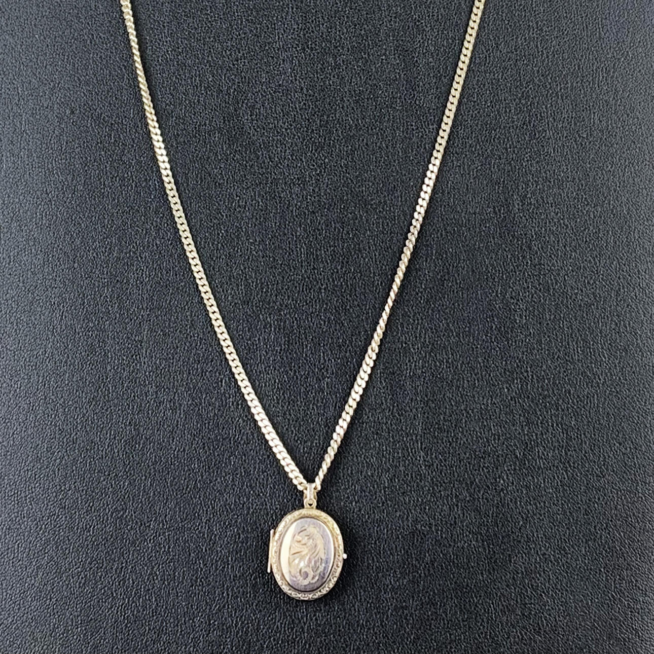 SILVER LOCKET AND CHAIN.