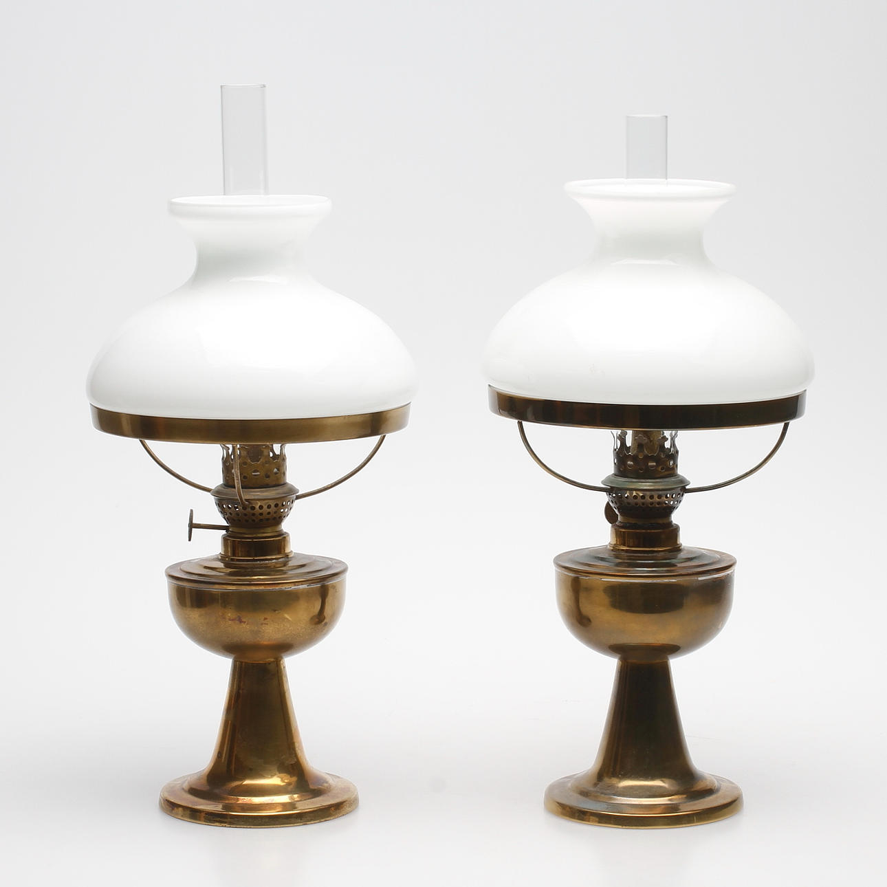 BORDSFOTOGENLAMPOR, ett par, gulmetall, 1900-talets andra hälft.