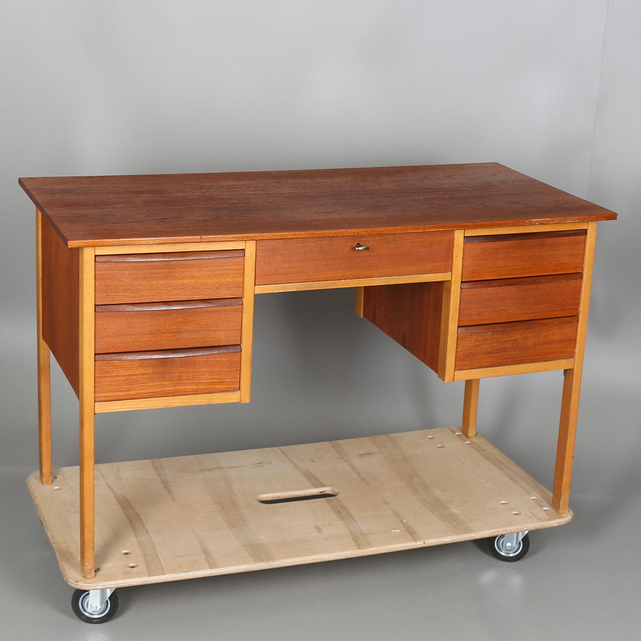 SKRIVBORD i teak-fanér och ben i bok, 1950-talet.