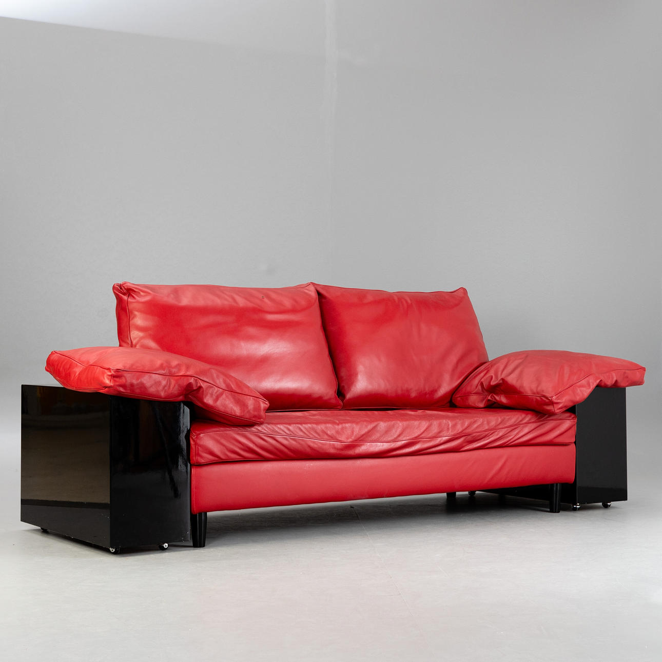 EILEEN GRAY. ClassiCon. Ledersofa / 2 - Sitzer 'Lota'.