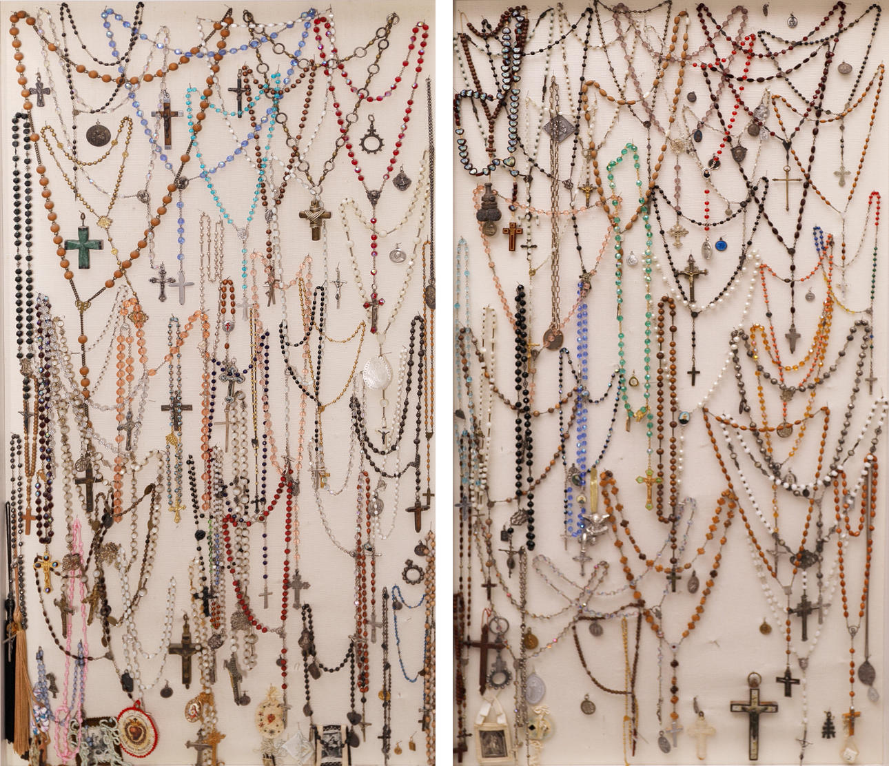 COLECCIÓN DE ROSARIOS EN VITRINAS EXPOSITORAS.