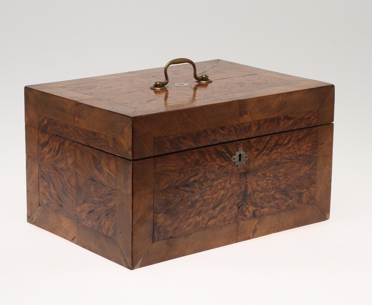 SKRIN, med rotfanér, 1800-tal.