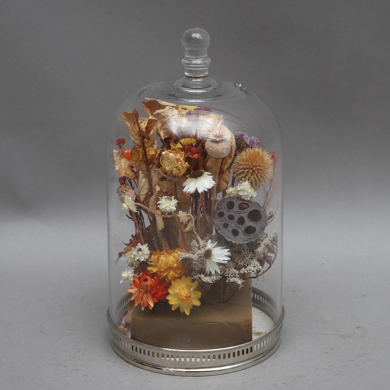 GLASKUPA med torkade blommor, glas, metallbotten.