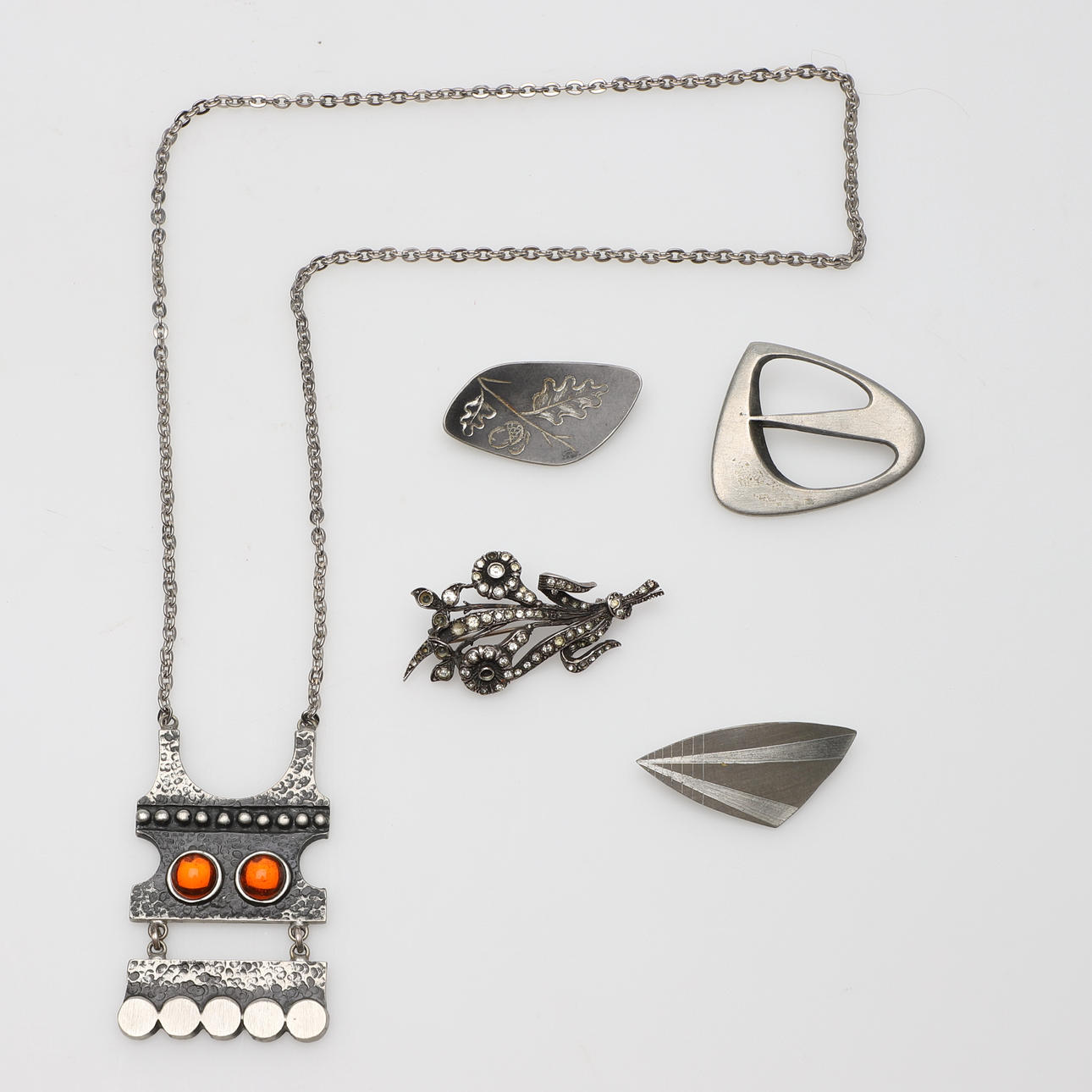 JOYERÍA, 5 piezas, peltre y plata.