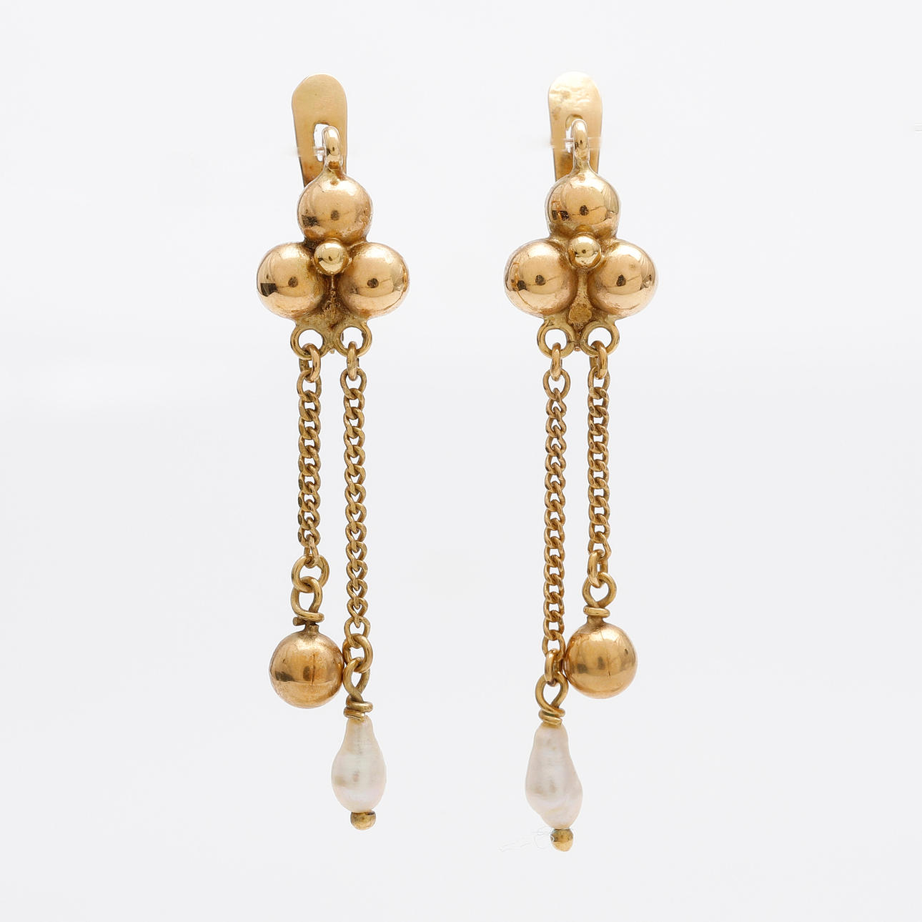 Lange øreringe i guld og perler.