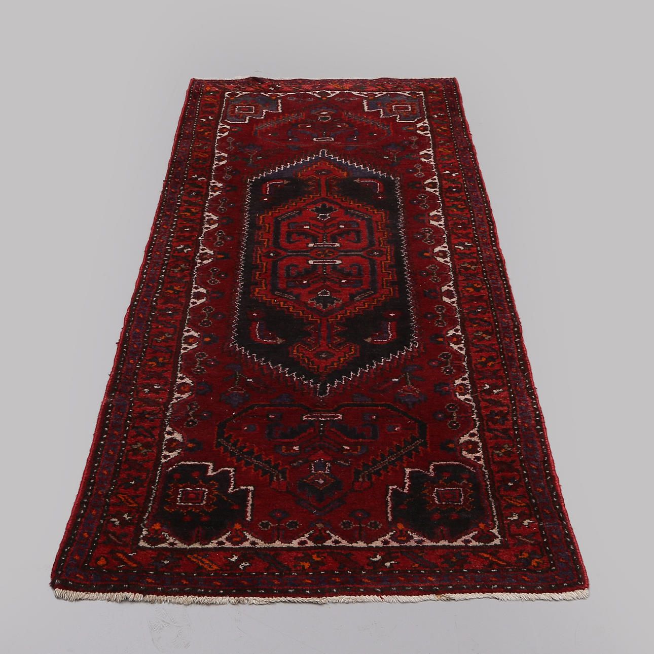 MATTA, röd, 1900-tal, 215 x 100 cm. Mattor & Textil - Mattor - Auctionet