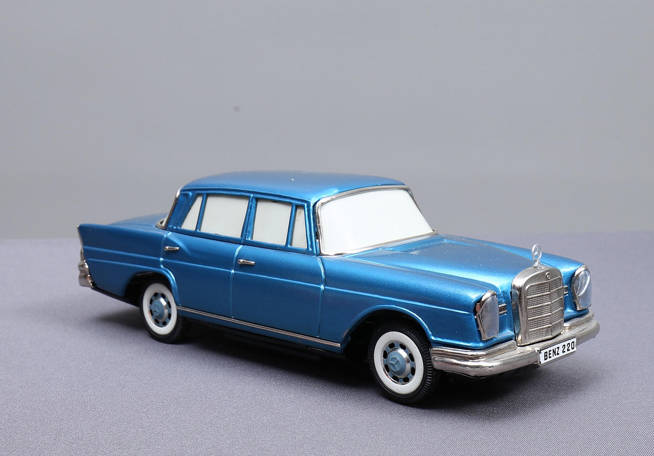 Jouet En Tôle Bandai – Mercedes 220 Bleue – Échelle 1/20 – 25 Cm – Vintage