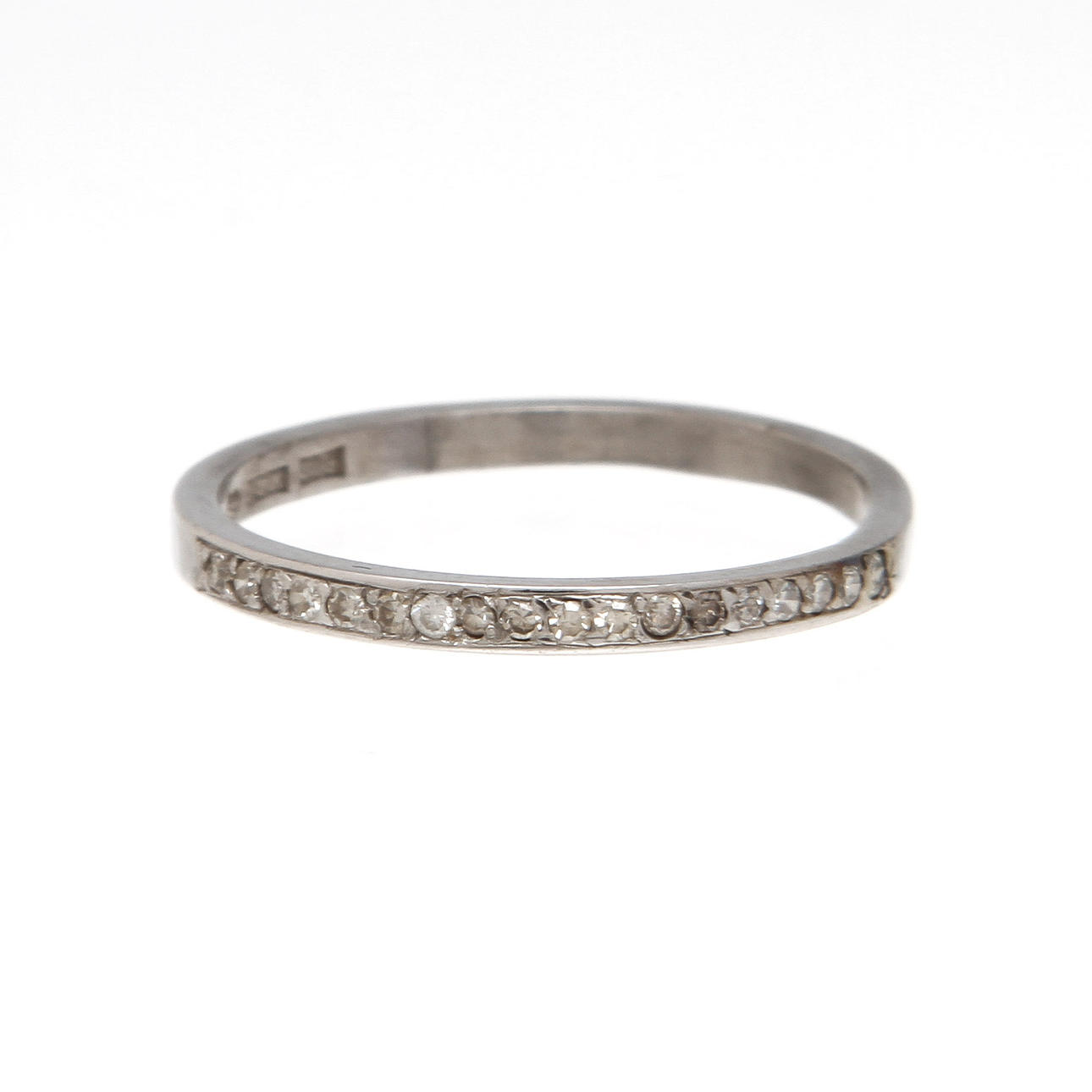 RING, 18k vitguld med små diamanter, totalt 0,10 ct, 2,2 gram.