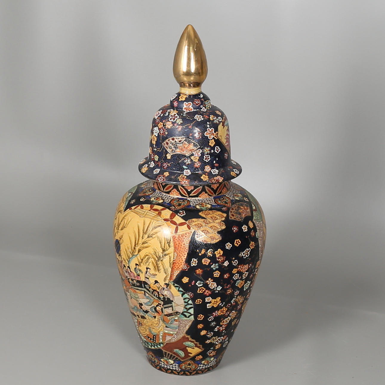 LOCKURNA i porslin, Satsuma, Japan, tidigt 1900-tal.