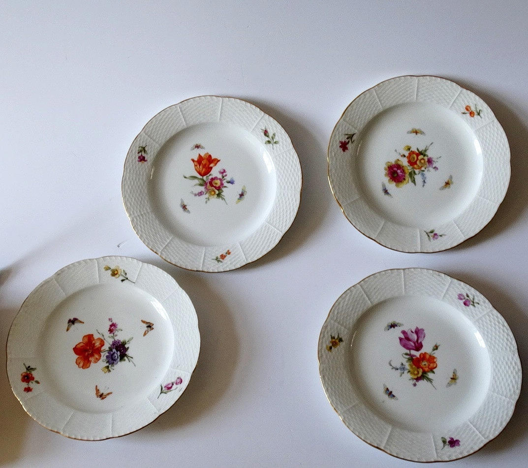 FOUR KPM PORCELAIN PLATES, AROUND 1900.