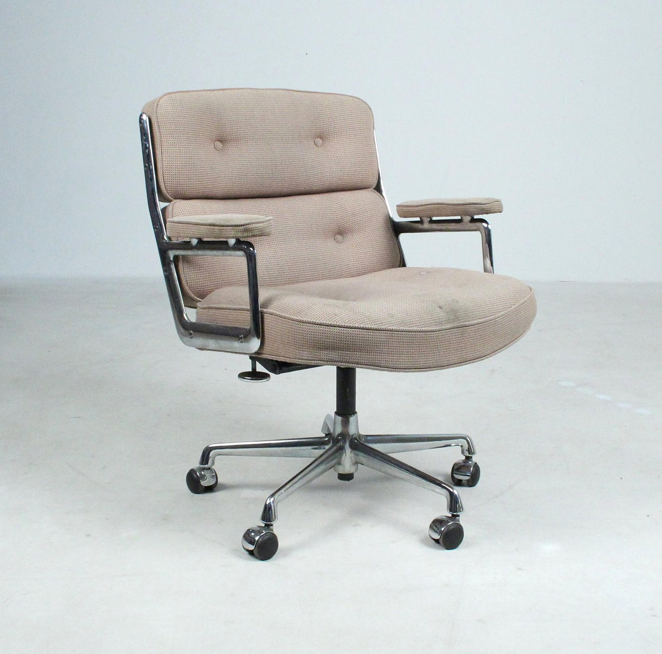 CHARLES UND RAY EAMES. für VITRA . Lobby Chair ES 104.