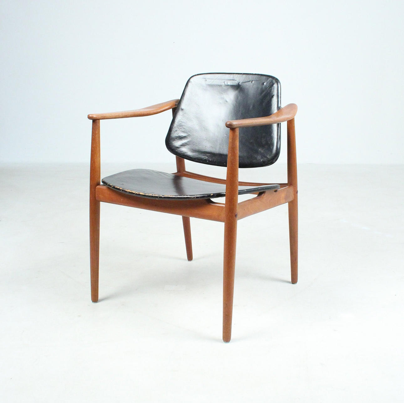 ARNE VODDER. Lænestol teak - RETURN.