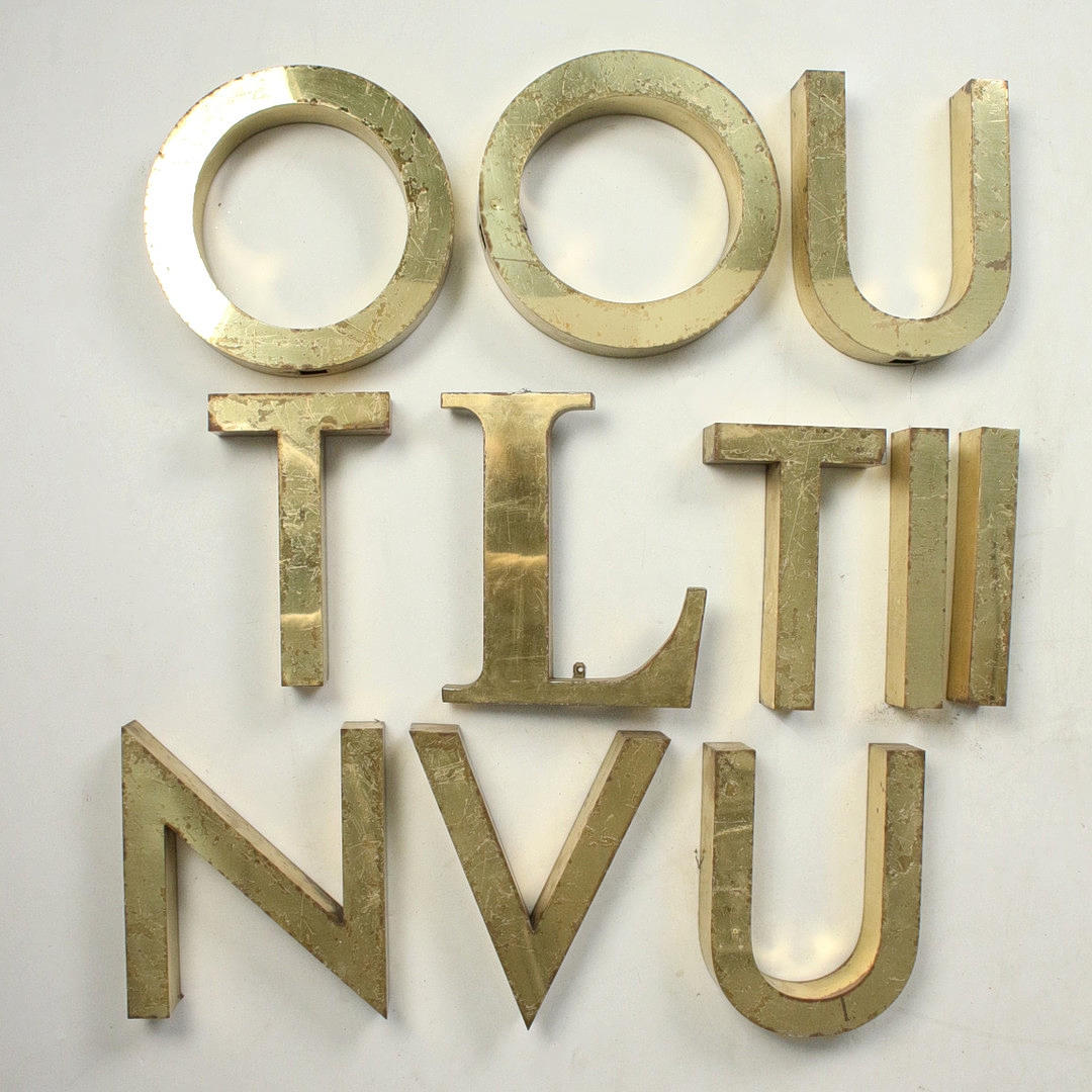 Masser af bogstaver, metal.