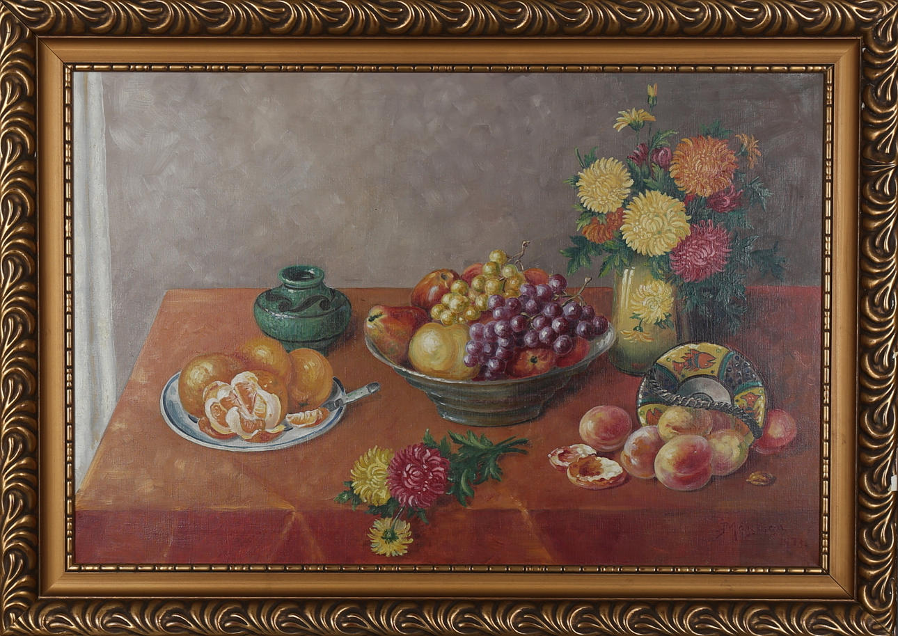 OIDENTIFIERAD KONSTNÄR. Stilleben med dahlior och apelsiner, olja på duk, signerad och daterad J Månsson 1933.