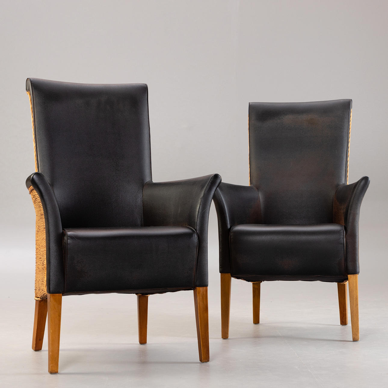 Domus Ventures. Paar Armlehnstühle, Rattan und Leder (2).