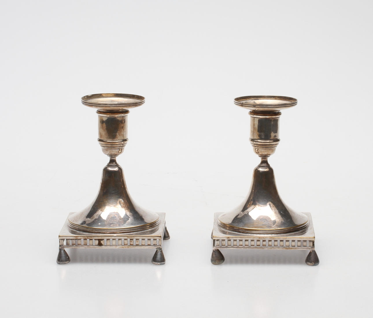 LJUSSTAKAR, ett par, nysilver, sengustaviansk stil, 1900-tal.