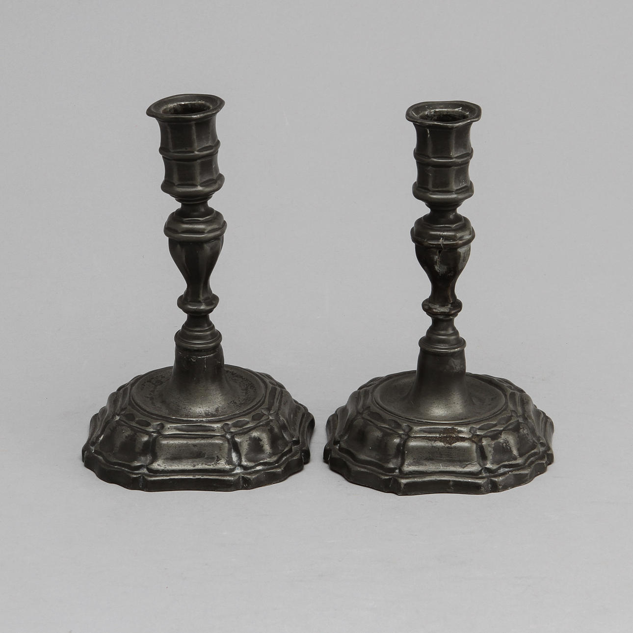 LJUSSTAKAR, ett par, tenn, senbarockstil, 1800-tal.