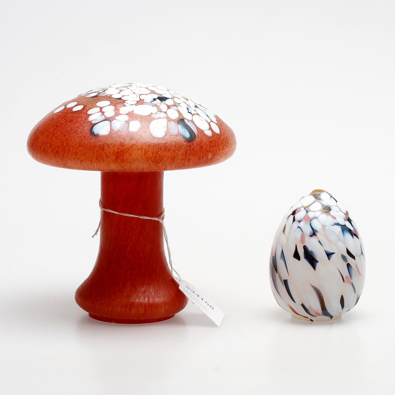 MONICA BACKSTRÖM. Svamp och ägg, glas, 2 delar Kosta Boda.