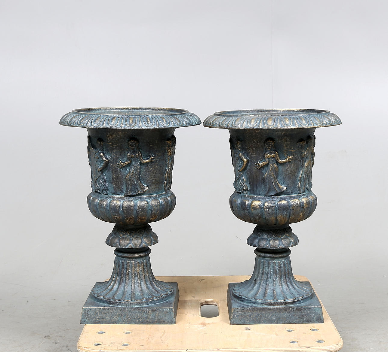 GJUTJÄRNSURNOR, brons och grönpatinerat, 2000-tal.