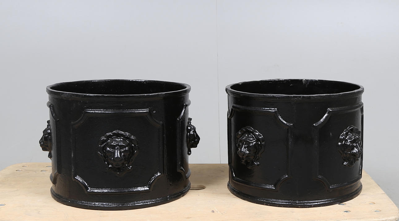 GJUTJÄRNSURNOR, cylinderformade, 2000-tal.