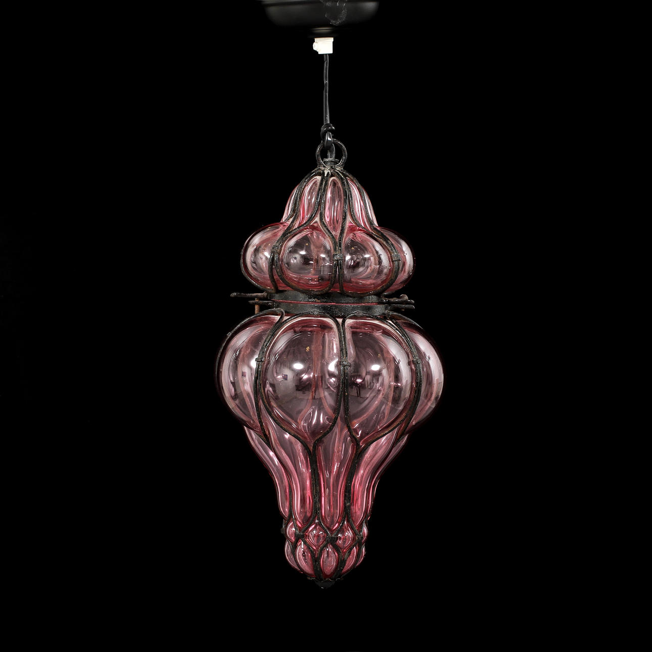 TAKARMATUR, rosatonat glas och svartmålat järn, 18/1900-tal.