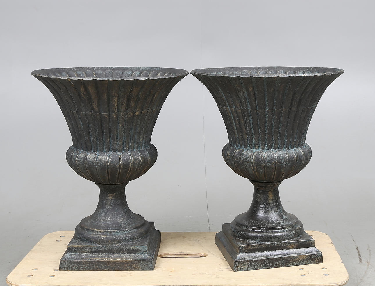 GJUTJÄRNSURNOR, brons och grönpatinerat. 2000-tal.