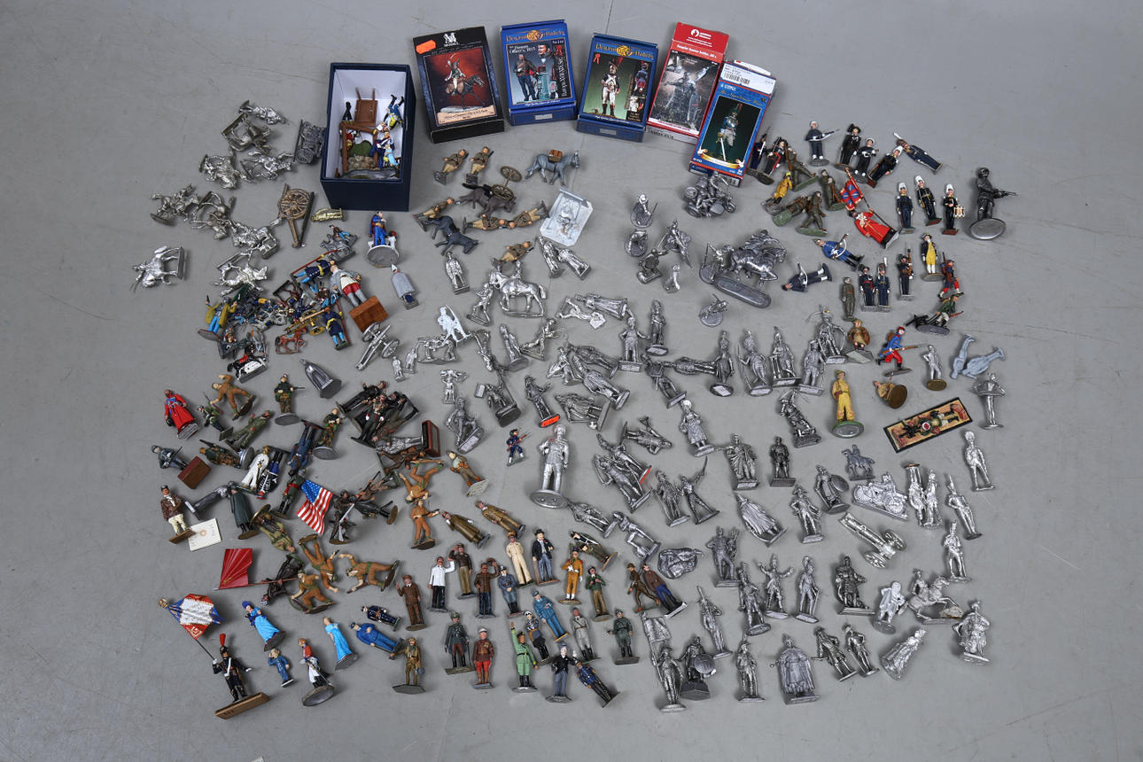 FIGURAS DE DIENTES, redondas sólidas, i.a. Holger Eriksson, aproximadamente 250 piezas, algunos embalajes originales.