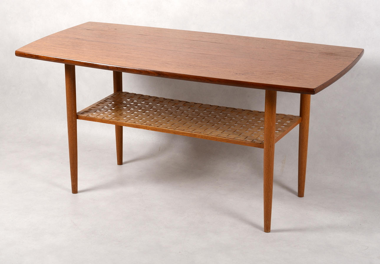 SOFFBORD. Teak. 1950/60-tal. Med underliggande tidningshylla i rotting.