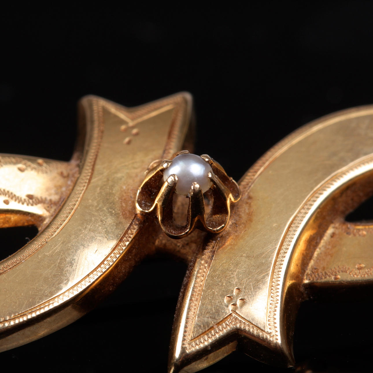 BROSCH, 18k guld, med orientalisk pärla, Guldvaruaktiebolaget G. Dahlgren & Co Ab, Malmö, 1928, vikt 2,62 gram.