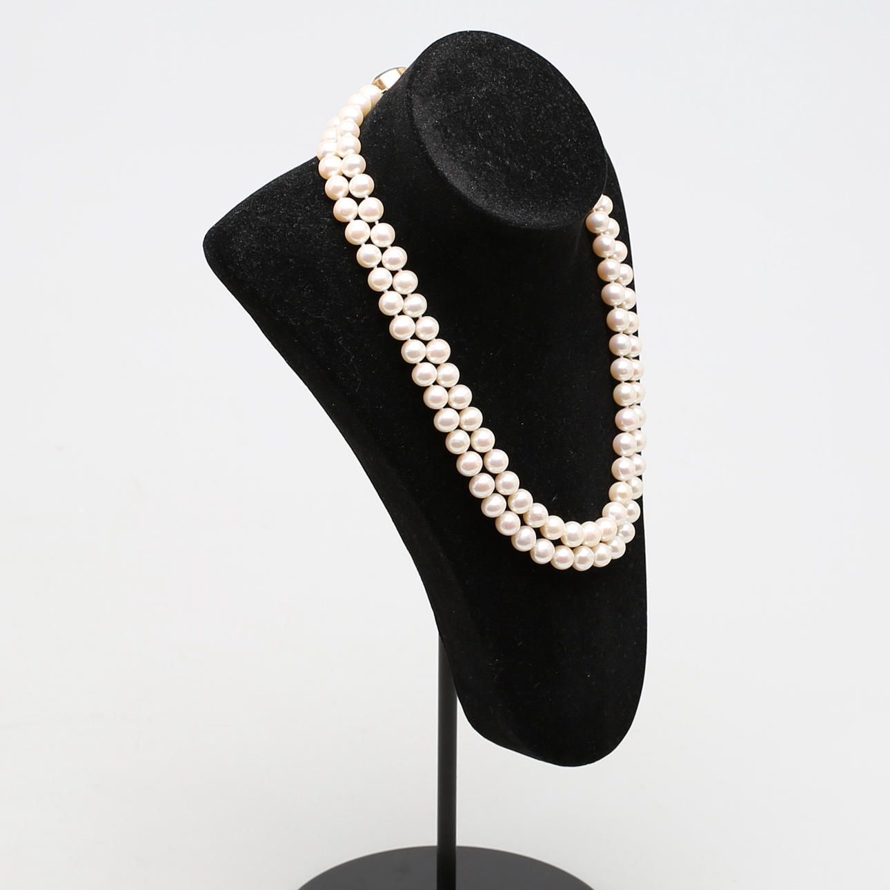 PÄRLCOLLIER, två-radigt med odlade saltvattenspärlor, lås i 18 k gulguld med fasettslipad ametist.