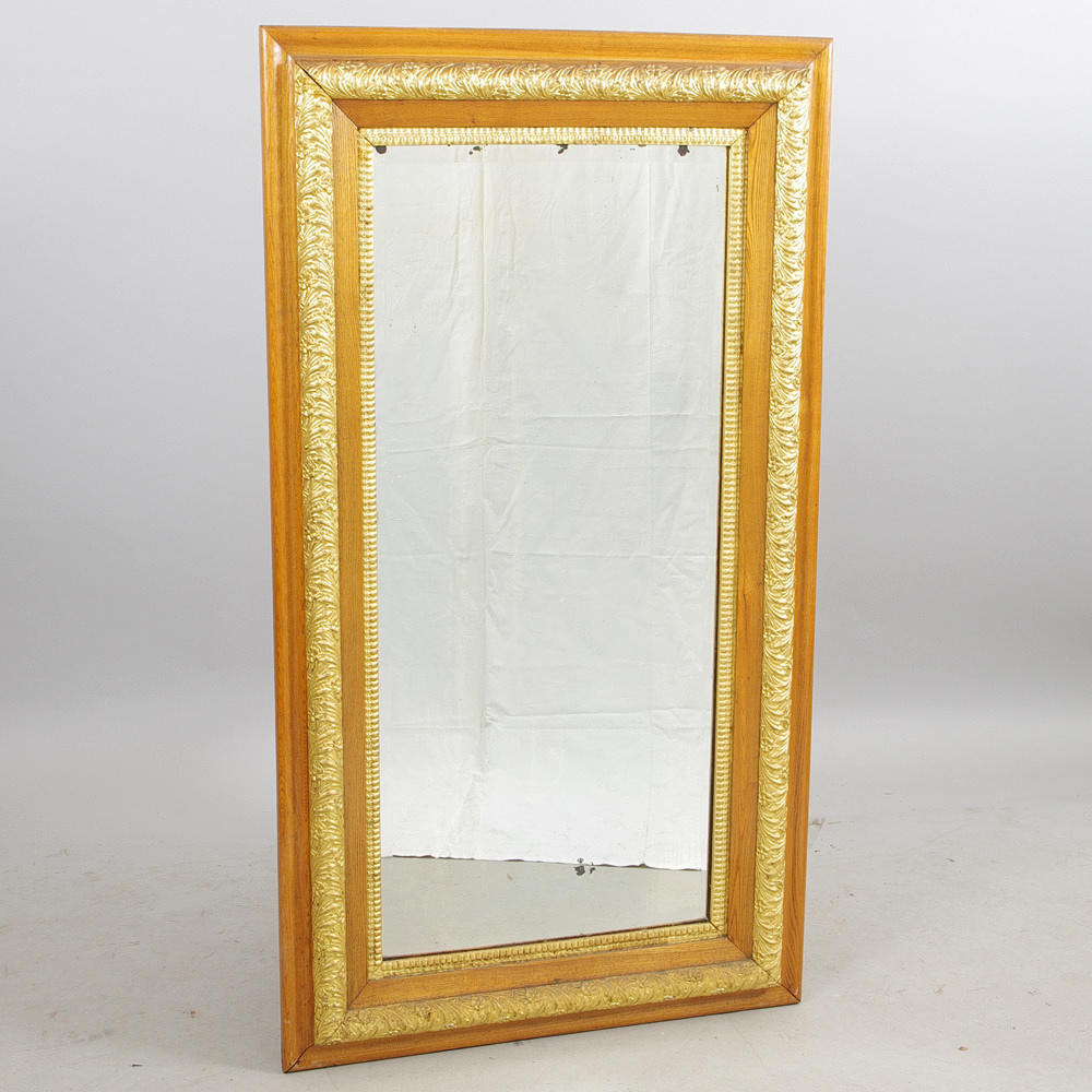 SPEGEL, ek med förgyllningar och fasettslipat glas.