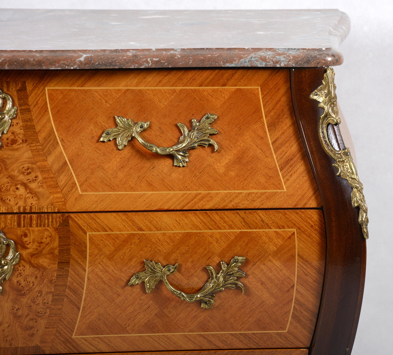 BYRÅ MED MARMORSKIVA, 3-lådig, mahogny/intarsia, rokokostil, 1900-tal.