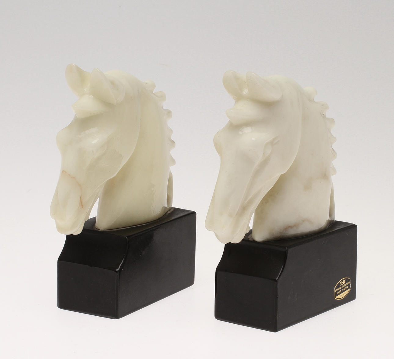 BOKSTÖD, 1 par, i form av hästhuvuden, alabaster, 1900-tal.