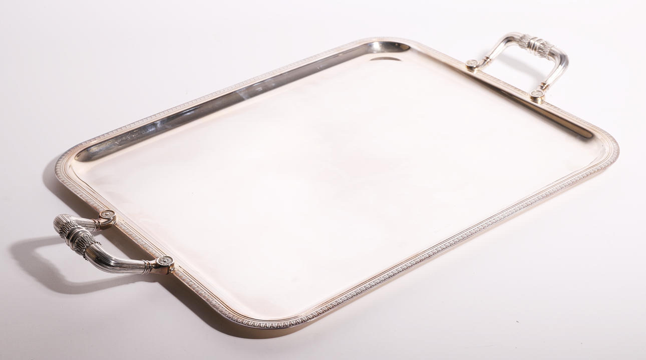 CHRISTOFLE. GROSSES TABLETT MIT GRIFFEN MODELL MALMAISON GESTANZT.