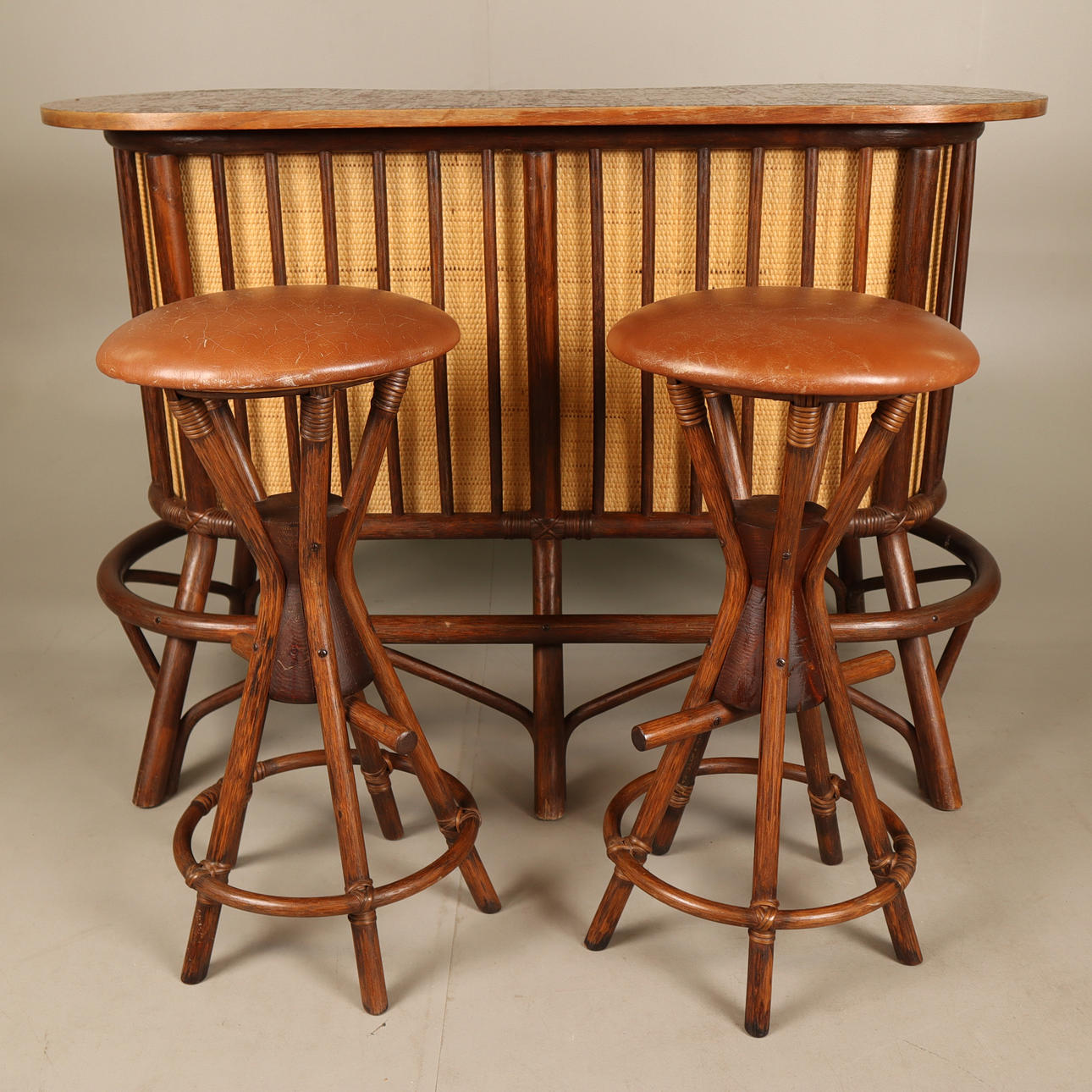BAR with 2 stools, rattan.
