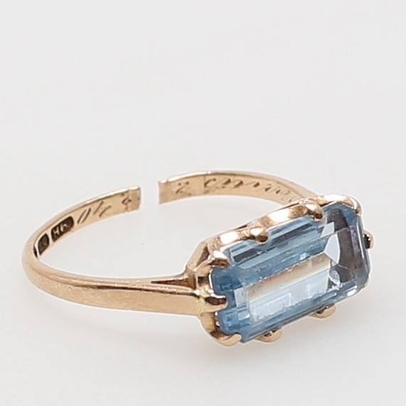 RING i 14K gulguld med smaragslipad topas, 1986.