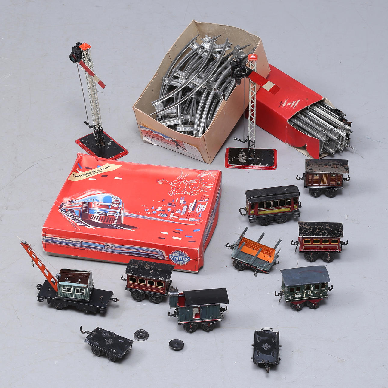 DISTLER train set The Flyer, 7 carriages i.a. Bing, semaphores, rails ...