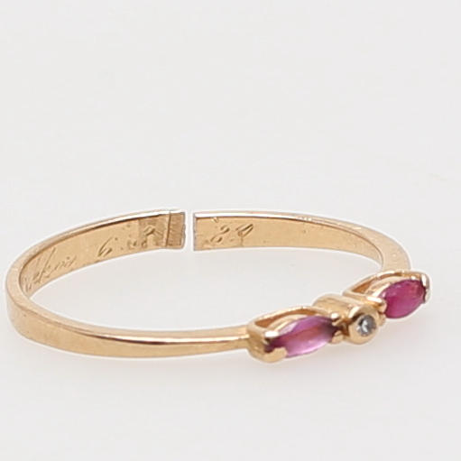 RING i 18K gulguld, besatt med briljant samt två navetslipade rosa safirer.