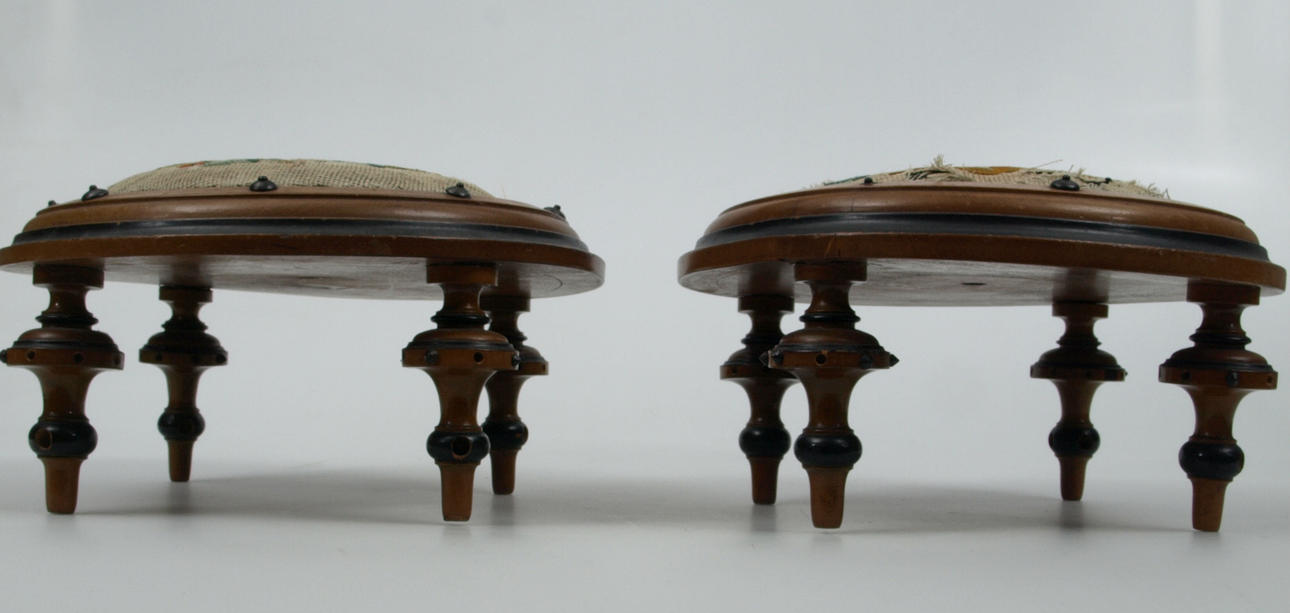 FOTPALLAR, trä med broderad dyna, 2 stycken, 1800-talets fjärde kvartal.