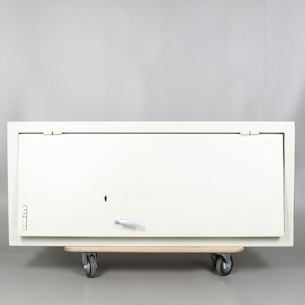 VAPENSKÅP, NOR-LYX.